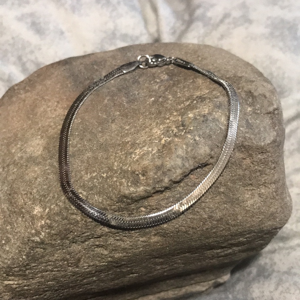 Flat chain style silver bracelet 7 inches